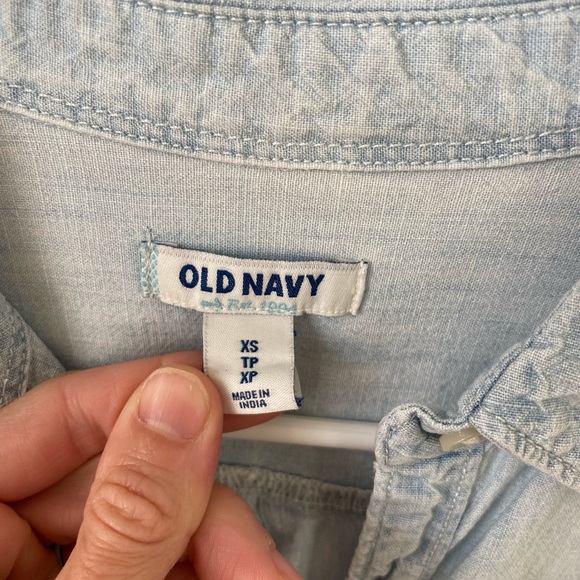 Old Navy Double-Pocket Chambray Shirt - Picture 4 of 4